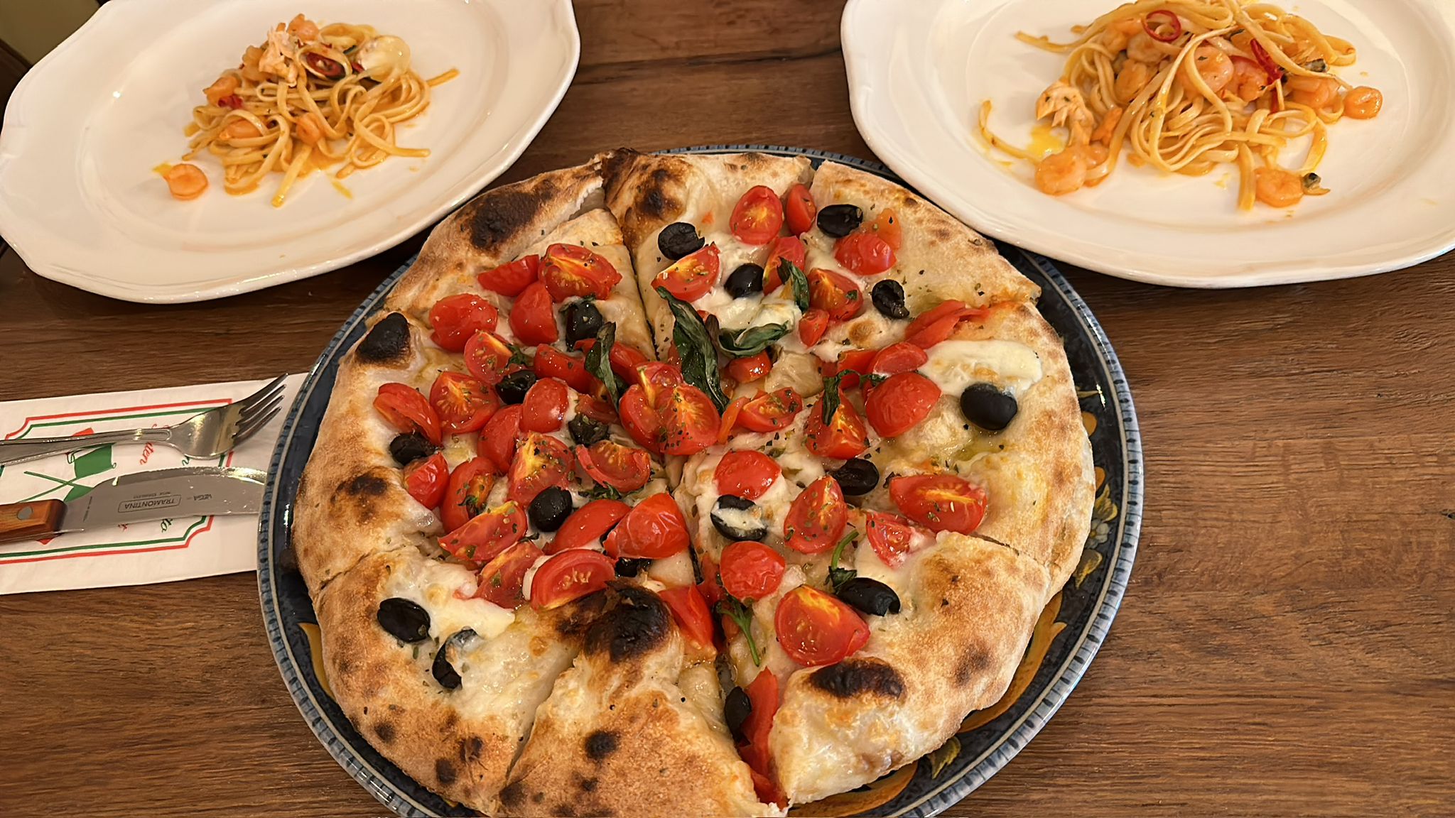 Pizza mit Kirschtomaten und Mozzarella